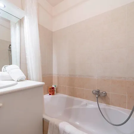 アパート Modern One Bedroom With Terrace And Parking Included アンティーブ